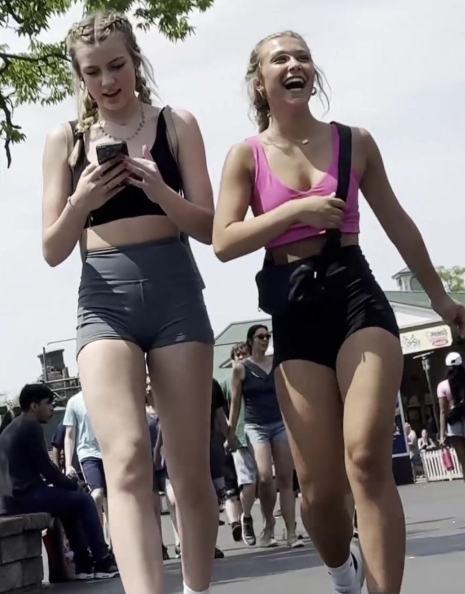2 Teens in Shorts candidporn